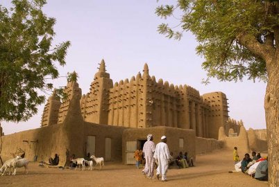 Repairing Djenn&eacute;, Mali