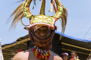 Warrior dance, Flores